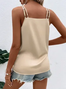 Rückansicht eines beige Satin-Camisoles mit verstellbaren Trägern und glatter Textur