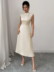Elegante abito midi a trapezio in raso champagne senza maniche con scollo a cappuccio