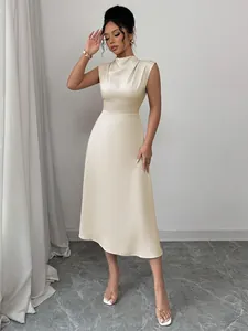 Elegante abito a trapezio in raso champagne con scollo a pieghe e gonna fluida