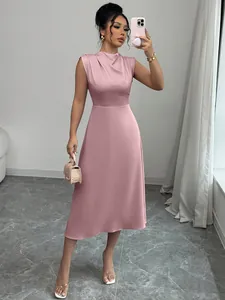 Elegante abito midi a-line in raso rosa antico con scollo a cappuccio a pieghe