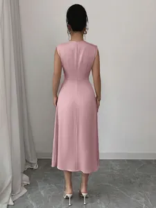 Vista posteriore di un abito midi in raso rosa con zip nascosta e taglio a trapezio