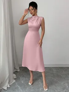 Elegante abito midi in raso rosa antico con scollo a cappuccio a pieghe e linea ad A