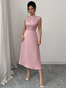 Elegante abito midi in raso rosa con scollo a cappuccio plissettato e linea ad A senza maniche