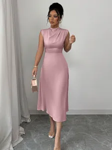 Elegante abito midi in raso rosa senza maniche con scollo a cappuccio e linea ad A.