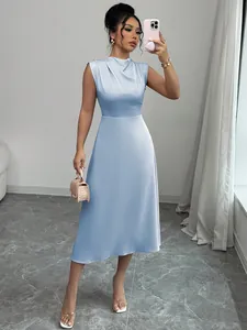 Elegante abito midi ad A in raso celeste con raffinato dettaglio dello scollo drappeggiato