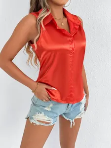 Blusa de satén rojo sin mangas con textura brillante y botones en la parte frontal
