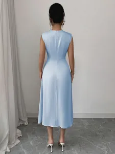 Vista posteriore di un abito midi in raso azzurro con silhouette elegante e lucente