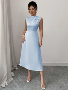 Elegante abito midi in raso celeste senza maniche con scollo a pieghe e taglio a A