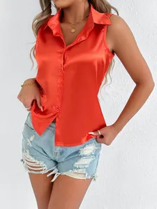 Elegante blusa de satén sin mangas en color naranja con botones y cuello para el verano.