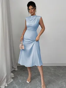 Elegante abito midi in raso azzurro con scollo drappeggiato e silhouette a trapezio