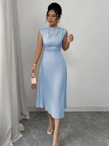 Elegante abito midi in raso azzurro con scollo drappeggiato e linea ad A senza maniche