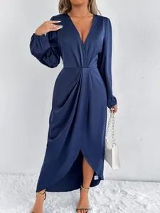 Elegantes marineblaues Satin-Maxikleid mit tiefem V-Ausschnitt und langen Ärmeln