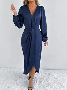 Detailansicht eines eleganten dunkelblauen Satin-Maxikleides mit V-Ausschnitt und langen Ärmeln