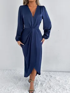 Elegantes marineblaues Satin-Maxikleid mit V-Ausschnitt, langen Ärmeln und Taillierung.