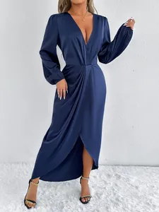 Elegantes marineblaues langärmeliges Satin-Maxikleid mit tiefem V-Ausschnitt und Drapierung