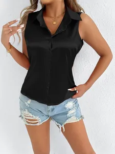 Vista detallada de una blusa de satén negra sin mangas para mujer con estilo de verano