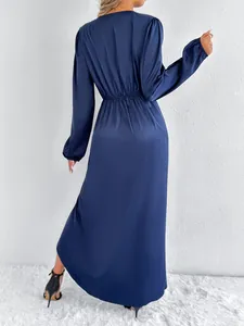 Rückansicht eines eleganten marineblauen Satin-Maxikleids mit langen Ärmeln und Taille
