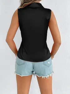 Vista posterior de una elegante blusa de satén sin mangas negra para mujer moda