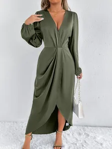 Detail eines olivgrünen Satin-Maxikleids mit V-Ausschnitt und eleganter Drapierung