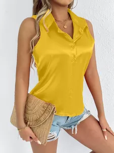 Detalle de una elegante camisa sin mangas de satén amarillo para mujer con brillo