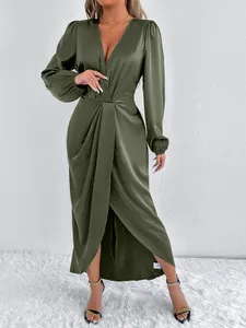 Elegantes dunkelgrünes Satin-Maxikleid mit tiefem V-Ausschnitt und Frontschlitz-Detail