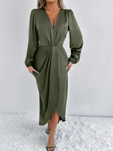 Detailansicht eines eleganten olivgrünen Satin-Wickelkleides mit tiefem V-Ausschnitt