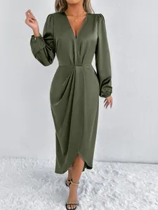 Elegantes olivgrünes Satin-Maxikleid mit tiefem V-Ausschnitt und langen Puffärmeln