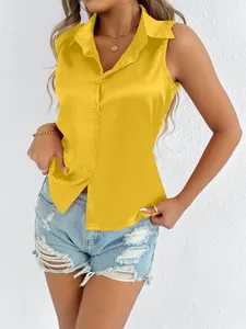 Primer plano de blusa de satén amarillo sin mangas con botones frontales y cuello clásico.