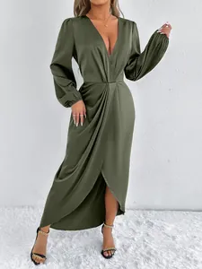 Elegantes olivgrünes Satin-Wickelkleid mit tiefem V-Ausschnitt und langen Ärmeln