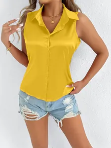 Vista detallada de la camisa sin mangas de satén amarillo para mujer con botones frontales.