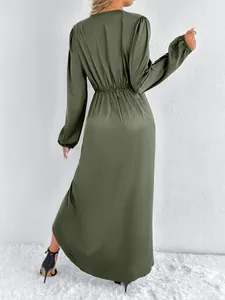 Rückansicht eines eleganten olivgrünen Satin-Maxikleides mit glatter Stoffstruktur