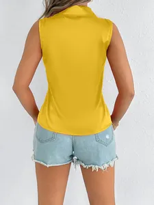 Vista trasera detallada de una blusa de satén amarilla sin mangas con cuello clásico.
