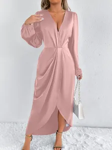 Elegantes Maxikleid aus rosa Satin mit tiefem V-Ausschnitt und langen Ärmeln