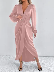 Elegantes Satin-Maxikleid mit V-Ausschnitt und drapiertem Wickeldetail in feinem Altrosa.
