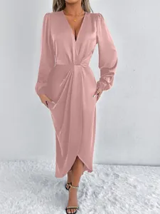 Elegantes rosa Satin-Wickelkleid mit langen Ärmeln und V-Ausschnitt für Abendmode