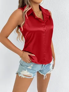 Detalle de camisa de satén roja sin mangas con botones y textura brillante de tela