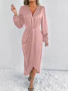 Elegantes rosa Satin-Maxikleid mit tiefem V-Ausschnitt und langen Laternenärmeln