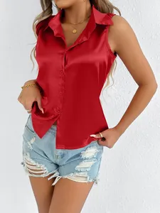 Vista detallada de la camisa de satén roja sin mangas para mujer con diseño de botones