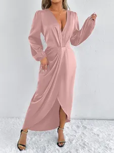 Elegantes Maxikleid aus rosa Satin mit tiefem V-Ausschnitt und langen Puffärmeln.