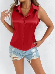 Detalle de una blusa de satén sin mangas en rojo vibrante con botones para mujer