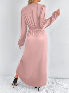 Rückansicht eines eleganten Maxikleids aus rosa Satin mit langen Ärmeln und Faltenbund.