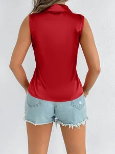 Elegante blusa sin mangas de satén rojo para mujer que muestra el detalle de la espalda