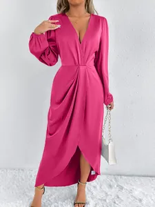 Nahaufnahme eines fuchsiafarbenen Satin-Maxikleids mit V-Ausschnitt und Taillen-Drapierung
