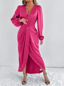 Elegantes magentafarbenes Satin-Maxikleid mit langen Ärmeln und V-Ausschnitt