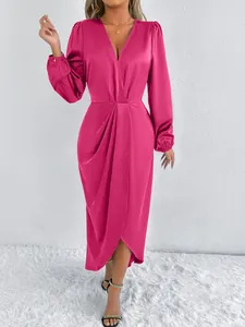 Elegantes rosenpinkes Satin-Midikleid mit V-Ausschnitt, Puffärmeln und Wickeloptik