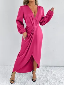 Detailansicht eines eleganten fuchsiafarbenen Satin-Maxikleides mit tiefem V-Ausschnitt