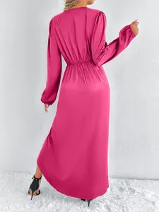 Rückansicht eines eleganten rosa Satin-Maxikleides mit langen Ärmeln.