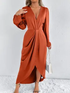 Elegantes Wickelkleid aus Satinkupfer mit tiefem V-Ausschnitt und langen Laternenärmeln