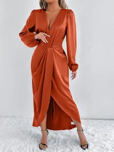 Elegantes Maxikleid aus Satin in Rostorange mit tiefem V-Ausschnitt und Drapierung.