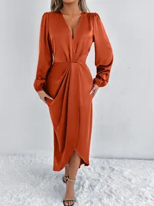 Elegantes satin-kleid in terrakotta mit drapierter taille und tiefem v-ausschnitt detail